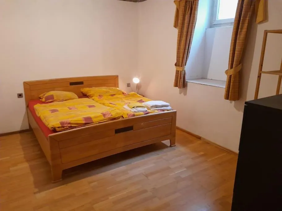 Central 2-room souterrain flat — 2