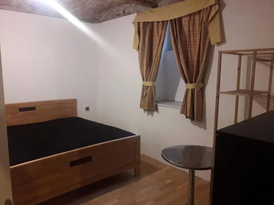 Central 2-room souterrain flat — 6