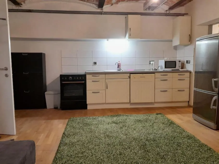 Central 2-room souterrain flat — 4