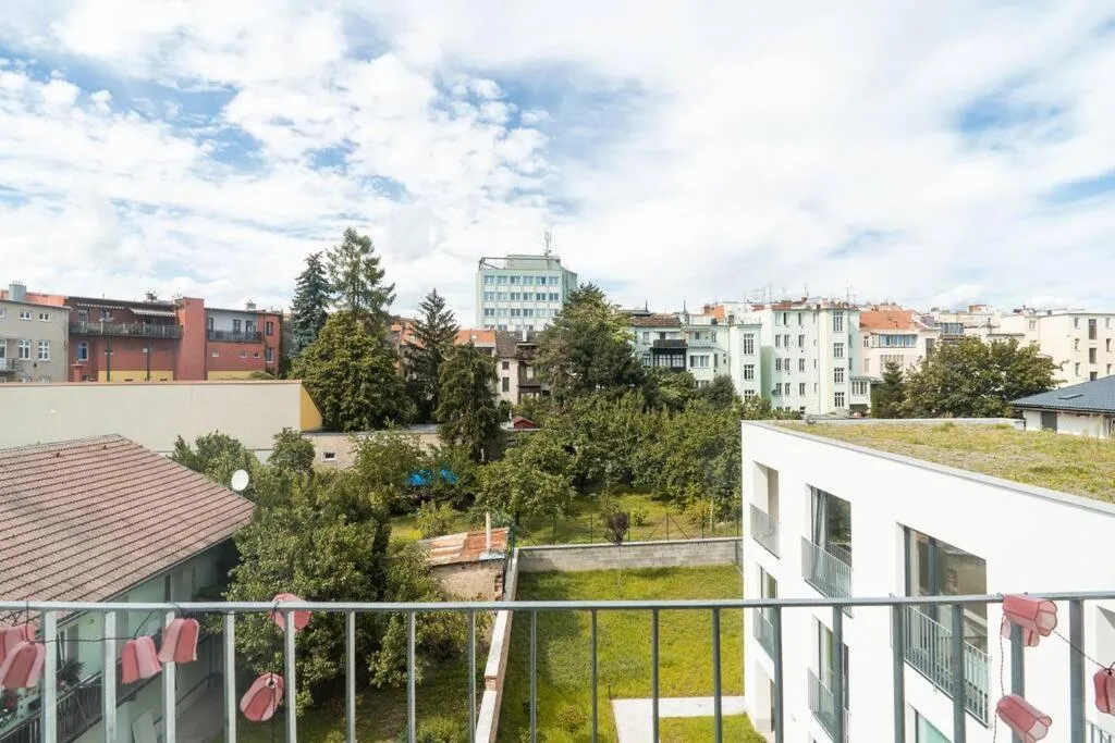 Garden View Studio with a balcony (self check in) — 6