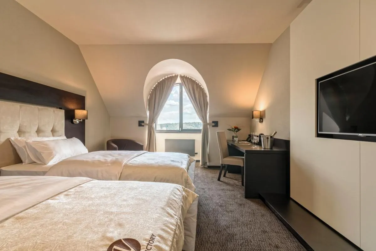 Hotel Victory — 6