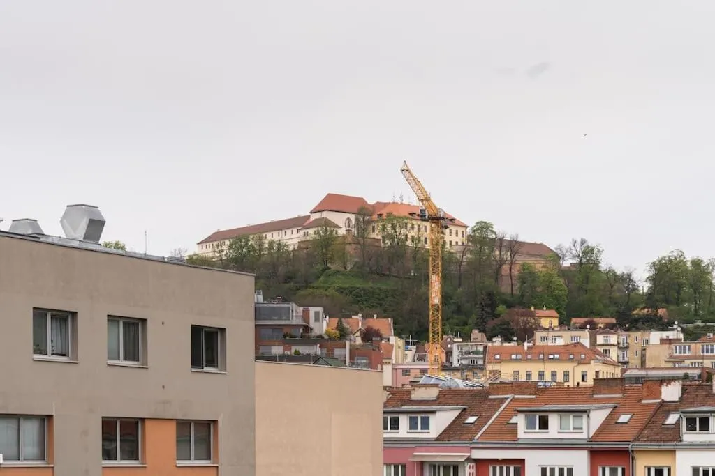 Stylový byt s červenou pohovkou kousek od hlavního nádraží — 4
