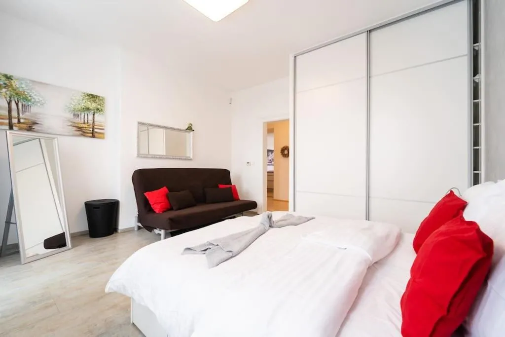 Stylový byt s červenou pohovkou kousek od hlavního nádraží — 5