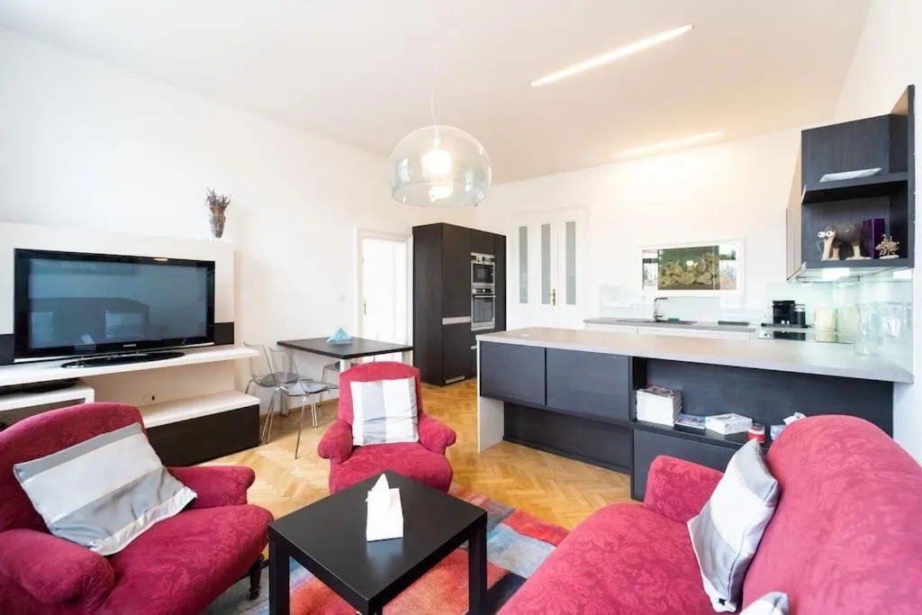 Stylový byt s červenou pohovkou kousek od hlavního nádraží — 6