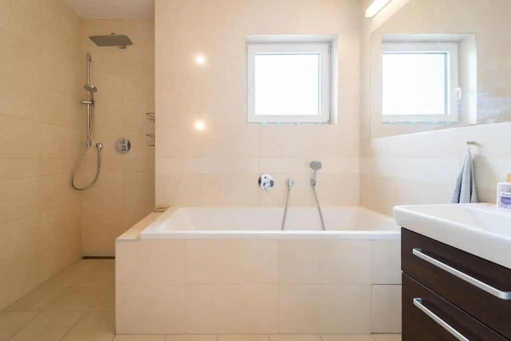 Stylový byt s červenou pohovkou kousek od hlavního nádraží — 7