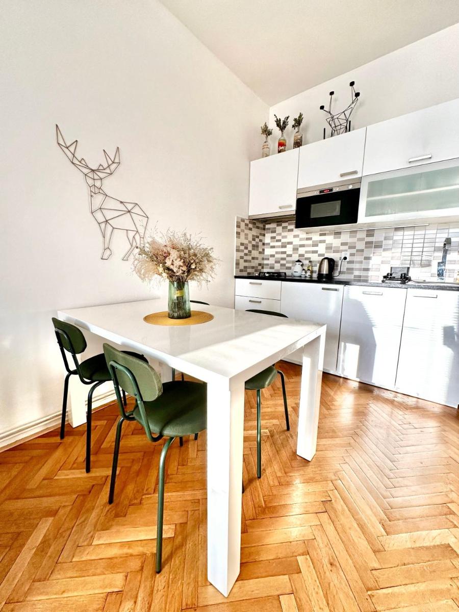 Bright and central suite with a balcony — 5