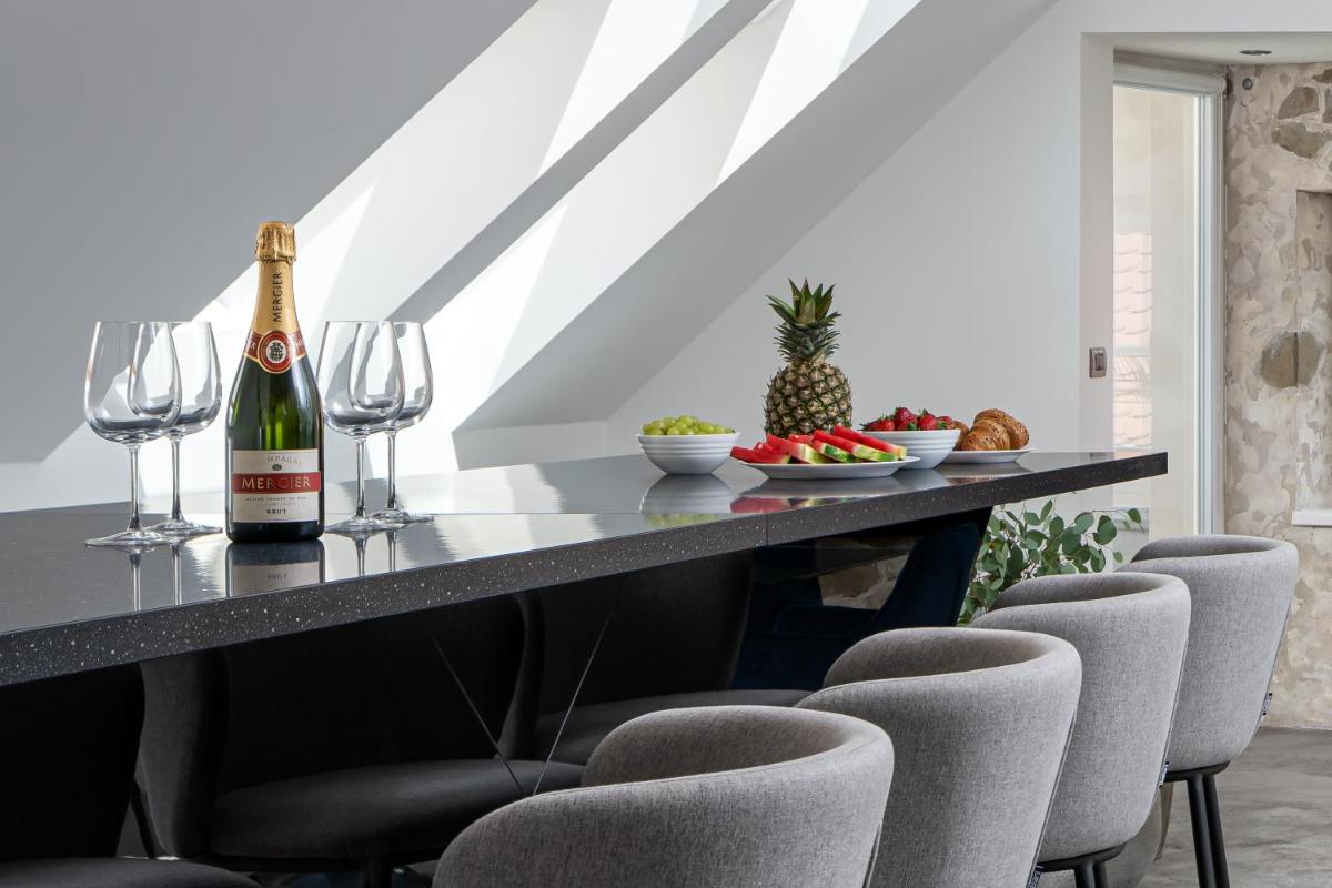 Coco Chanel Boutique Apartment by Goodnite cz — 2
