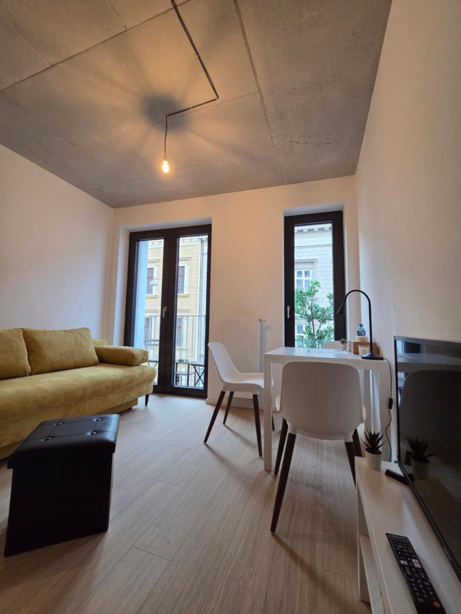 Haas Apartments Art with parking, bakery — 2