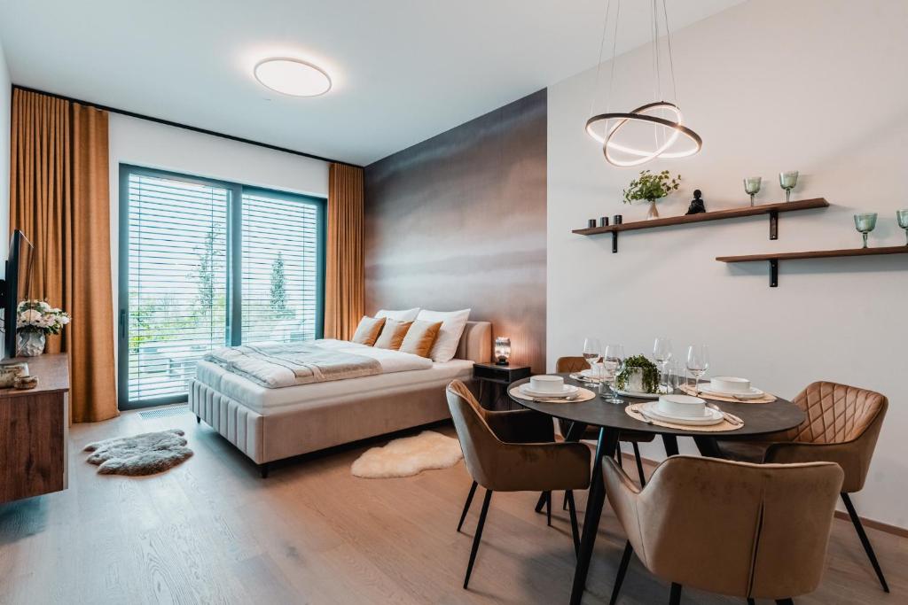 Luxusní zahradní rezidence – 3 min od centra, 2 ložnice, zahrada, 117 m2