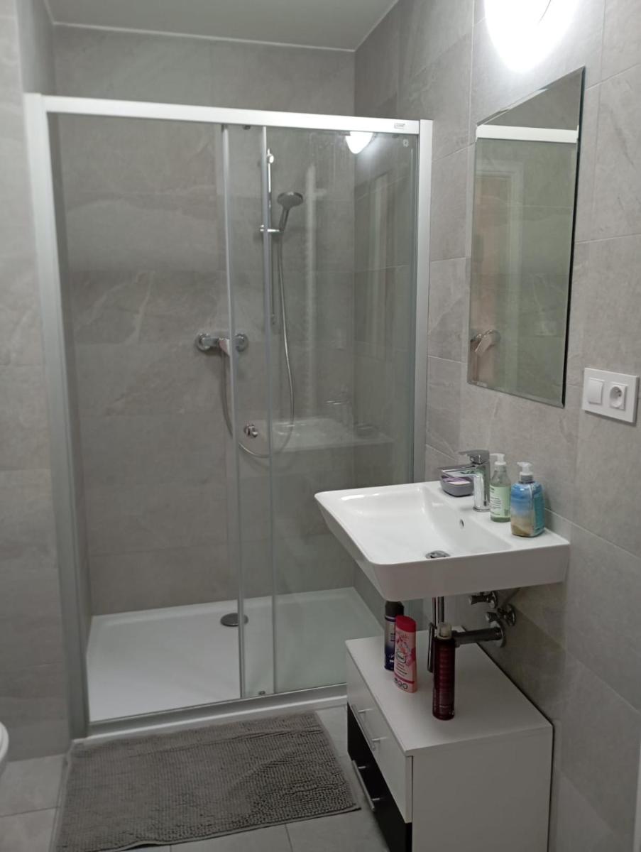 Nový apartmán v centru, soukromé parkování — 4